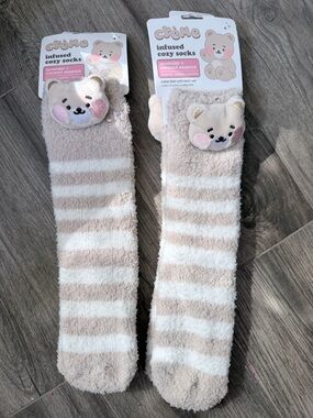 Lavender + Coconut Cozy Striped Knee-High Socks in Beige & White 2 pack.